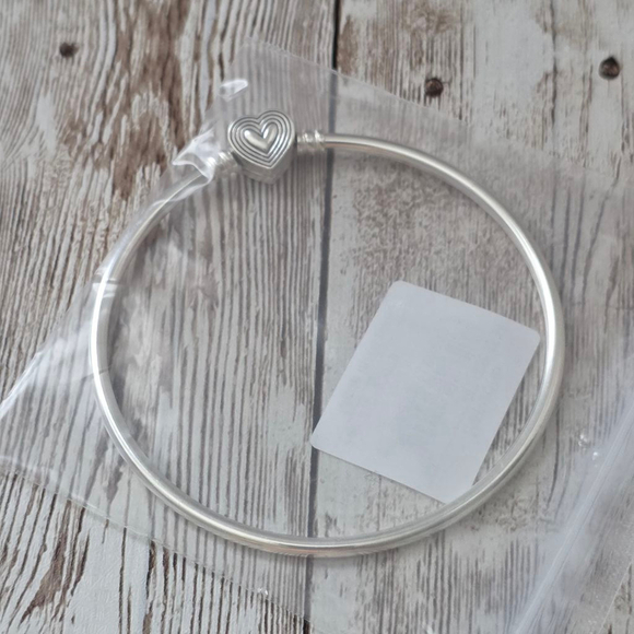 Women's Pandora Bangle Bracelet Silver Heart Charm size 8 - Picture 5 of 6